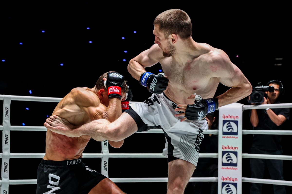 Konstantin Shakhtarin connects with a spinning wheel kick against Enzo Kartoum VS at The Inner Circle 32