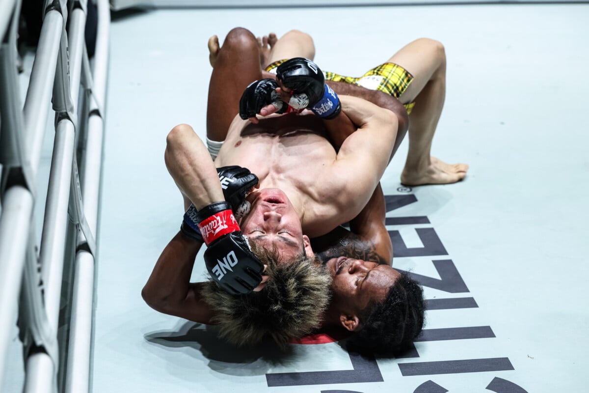 Fabio Henrique goes for a submission against Ryohei Kurosawa at ONE Fight Night 47