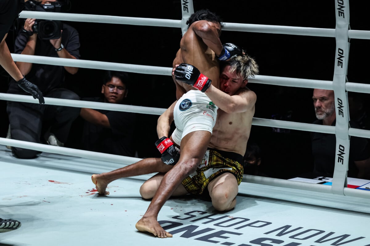 Fabio Henrique tries to control Ryohei Kurosawa at ONE Fight Night 47