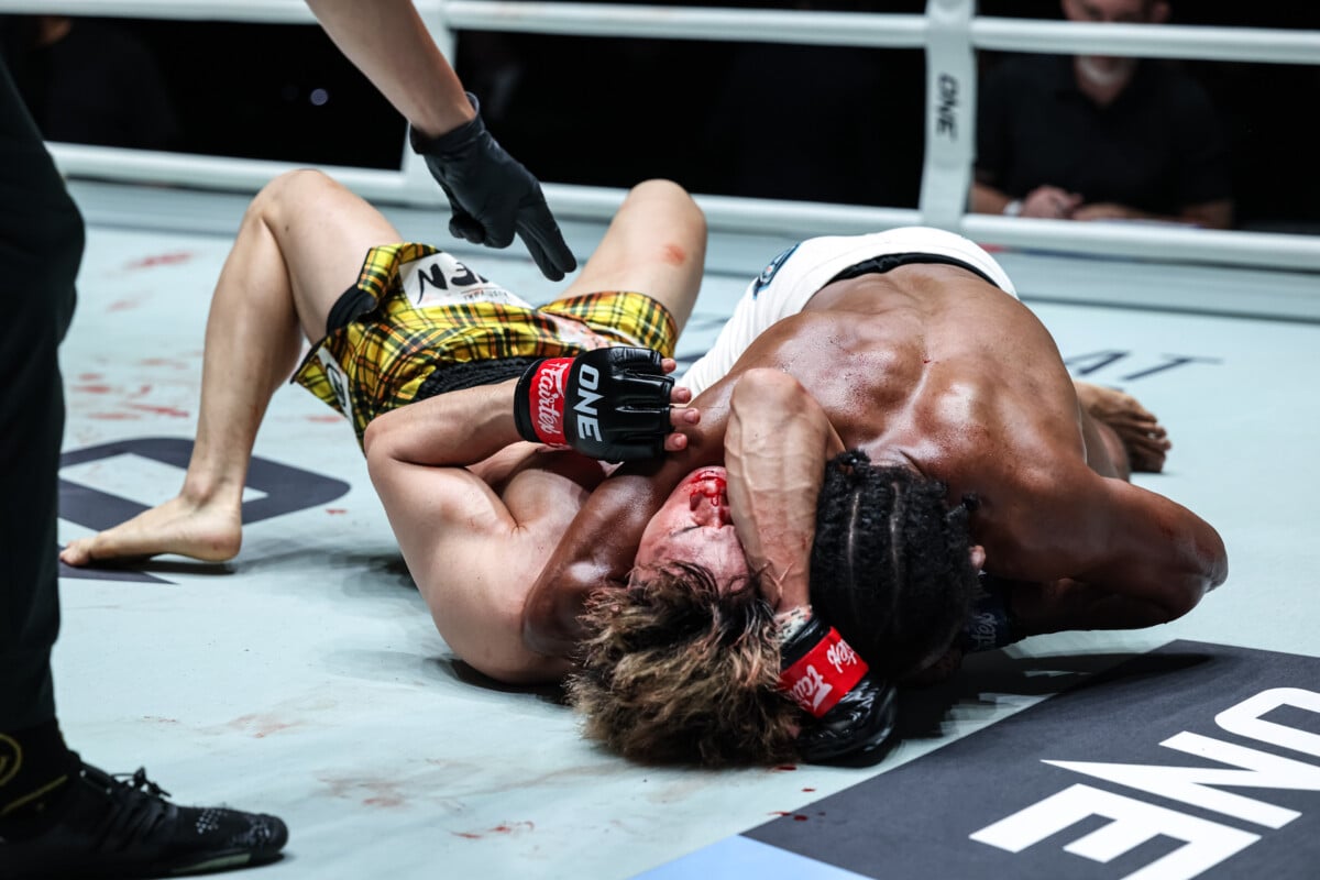 Fabio Henrique goes for a submission against Ryohei Kurosawa at ONE Fight Night 47