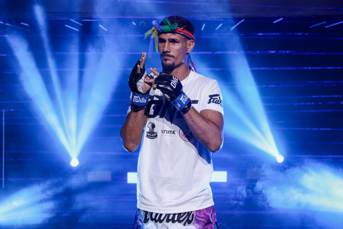 Julio Lobo makes his entrance at The Inner Circle 30