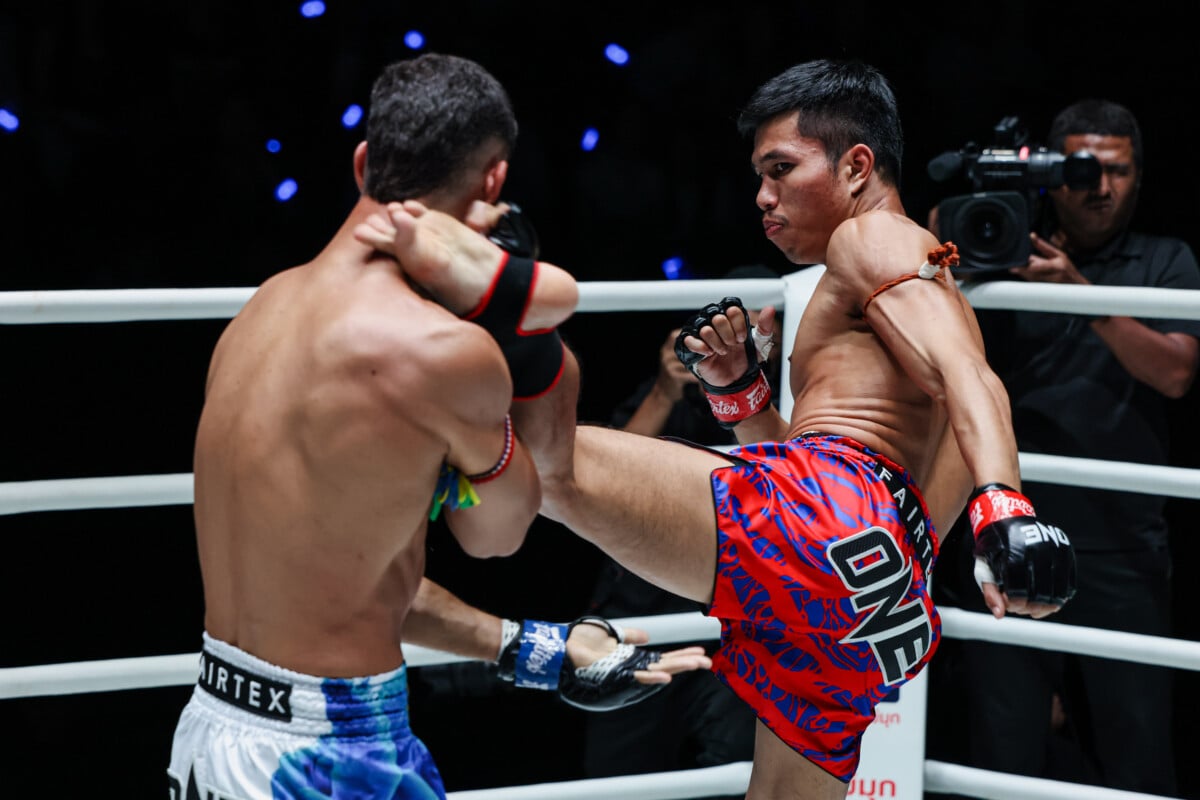 Ferrari unleashes a high kick on Julio Lobo at The Inner Circle 30