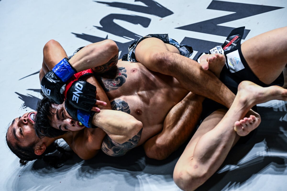 Hiroba Minowa attemps a rear-naked choke on Yuta Miyazawa at ONE SAMURAI 3