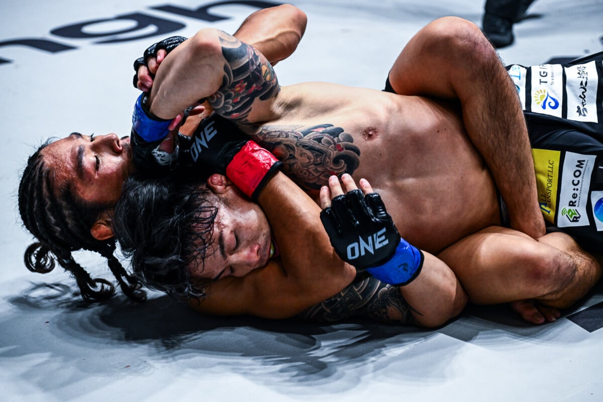 Hiroba Minowa attemps a rear-naked choke on Yuta Miyazawa at ONE SAMURAI 3