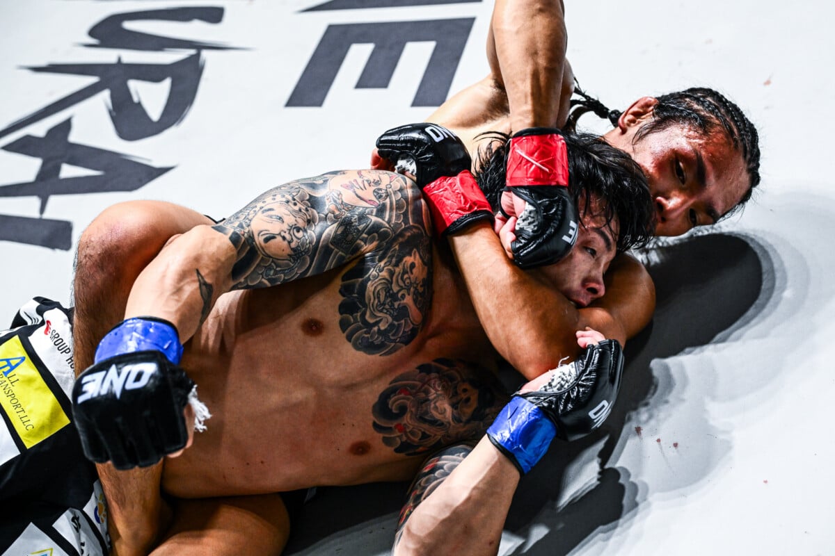 Hiroba Minowa attemps a rear-naked choke on Yuta Miyazawa at ONE SAMURAI 3