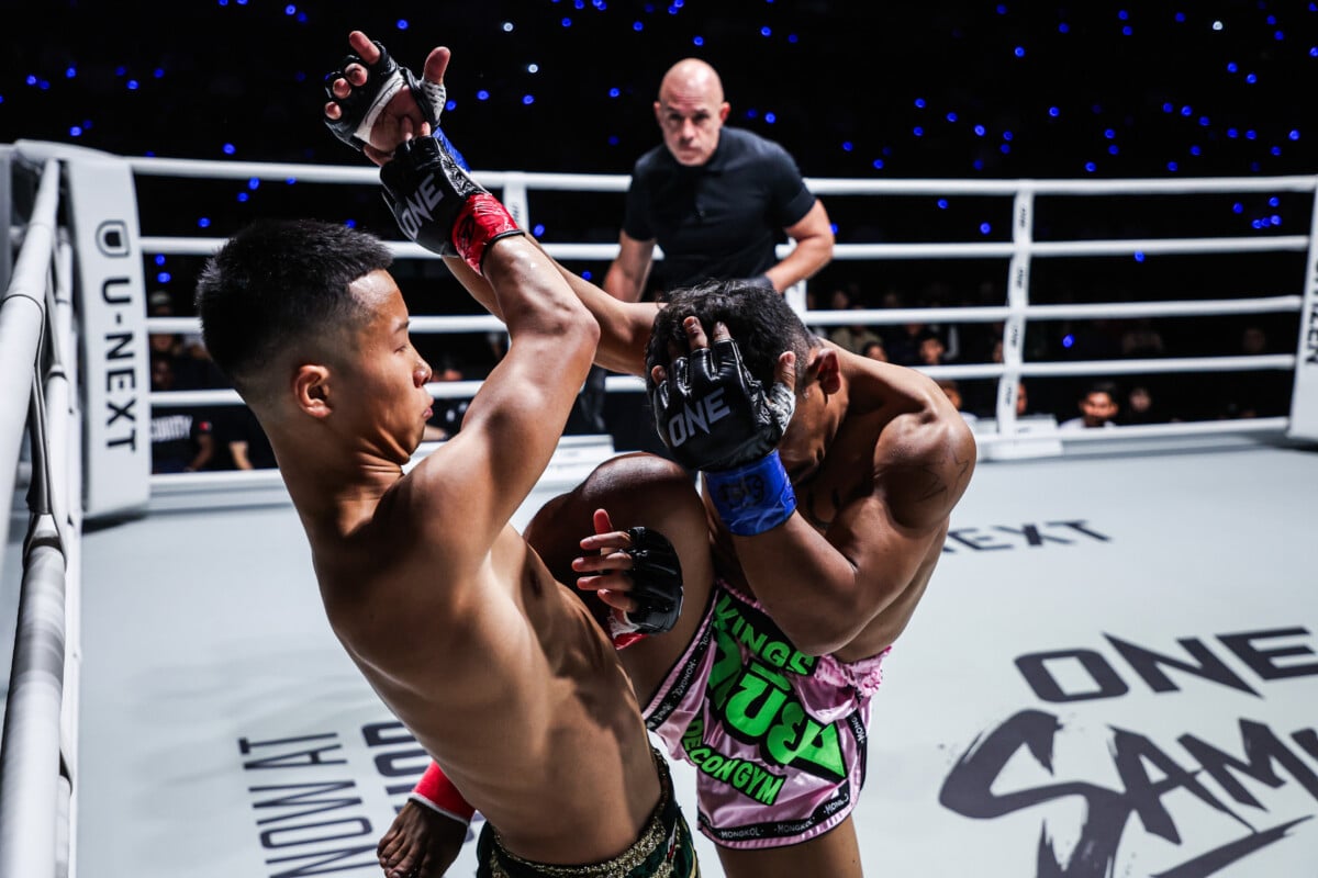 Homura Abe fires an elbow on Tuakiao at ONE SAMURAI 3