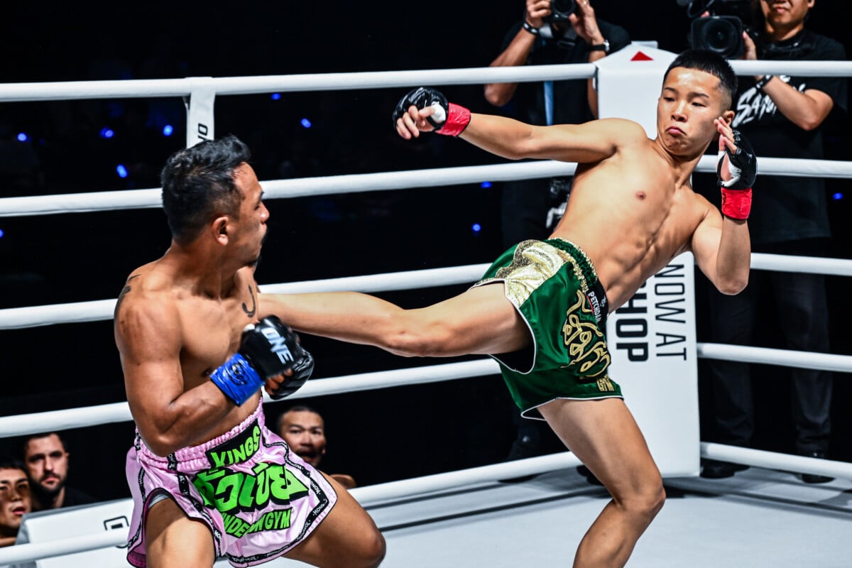 Homura Abe lands a body kick on Tuakiao at ONE SAMURAI 3
