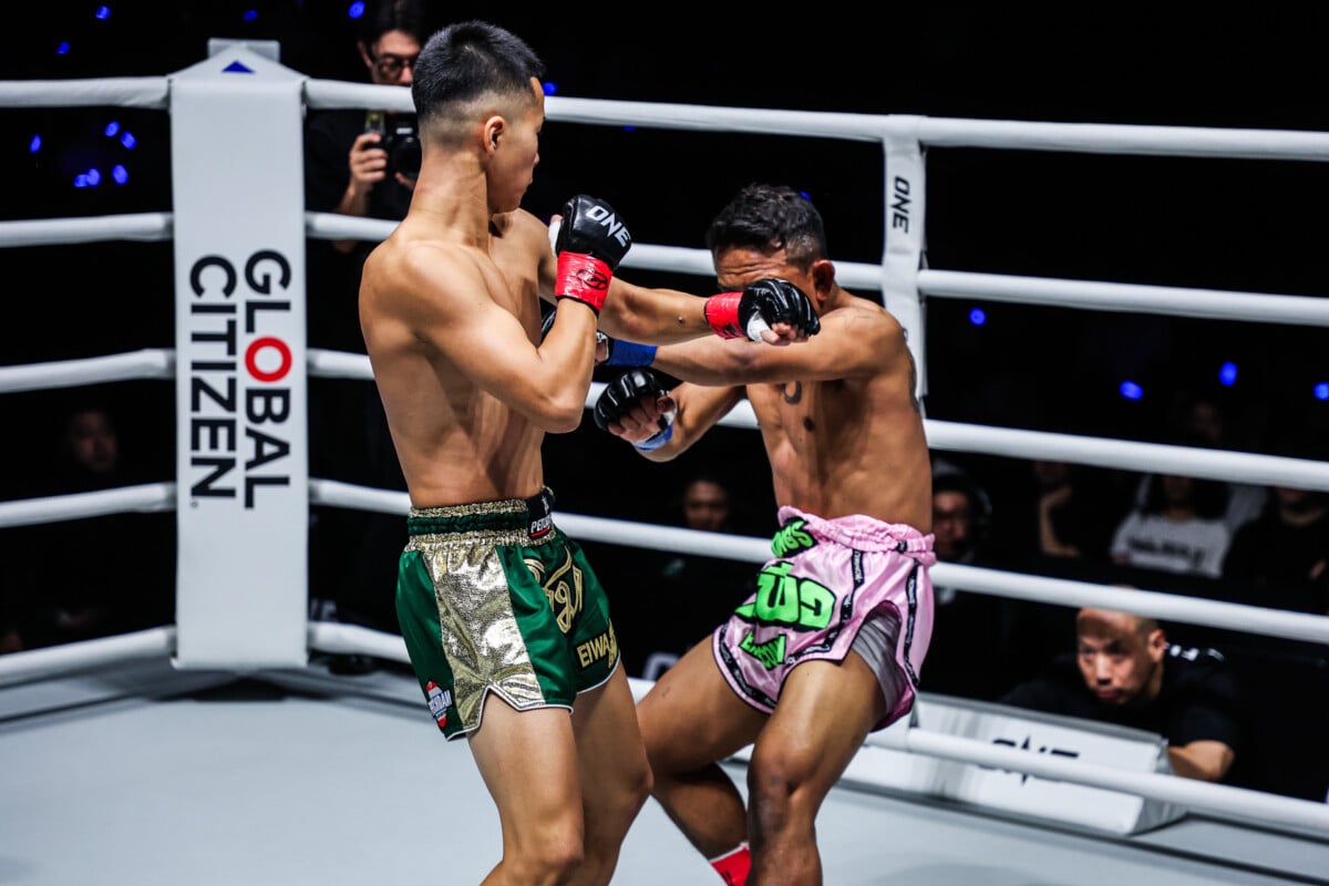 Homura Abe flatlines Tuakiao with a thudding left hook at ONE SAMURAI 3
