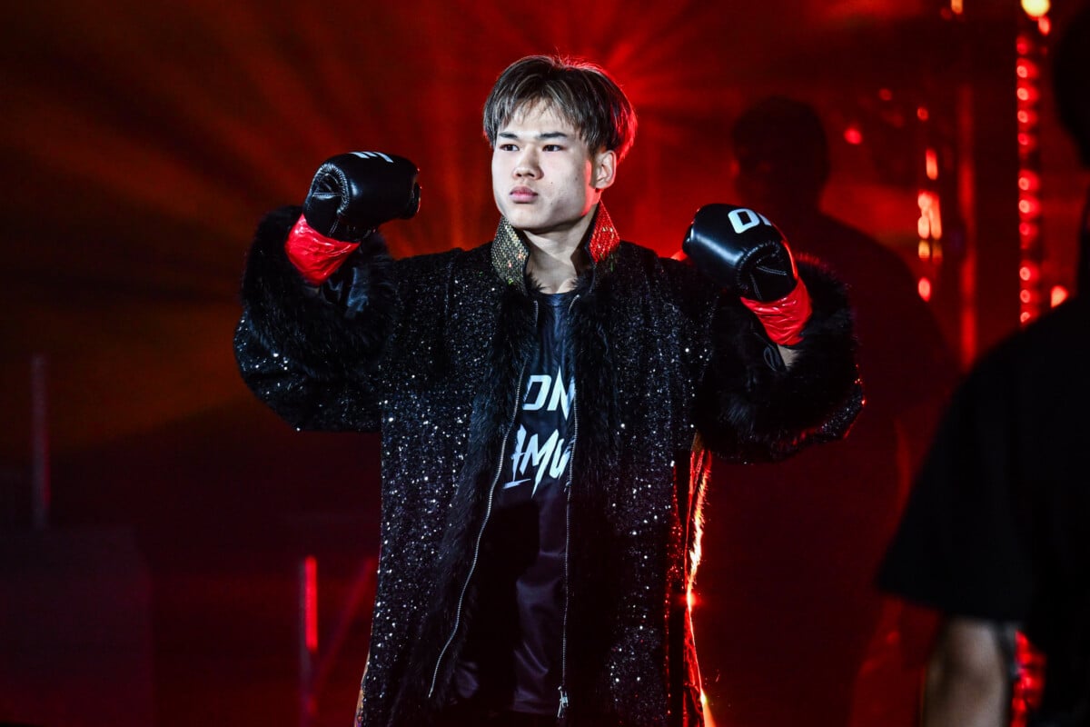 Hyu heads to the ring to challenge Hyuma Hitachi at ONE SAMURAI 3