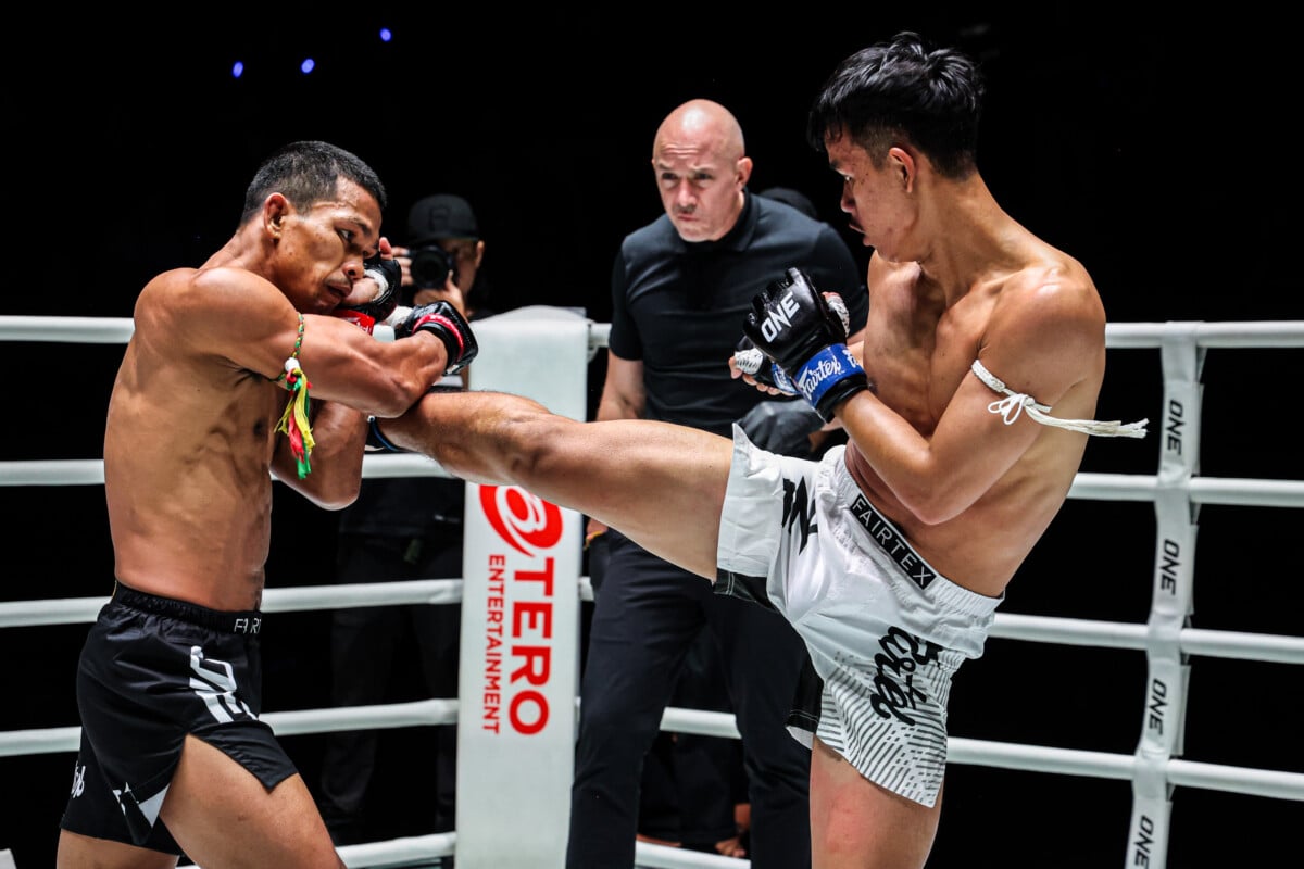Sunvo lands a kick on Khunponnoi at ONE Friday Fights 169.