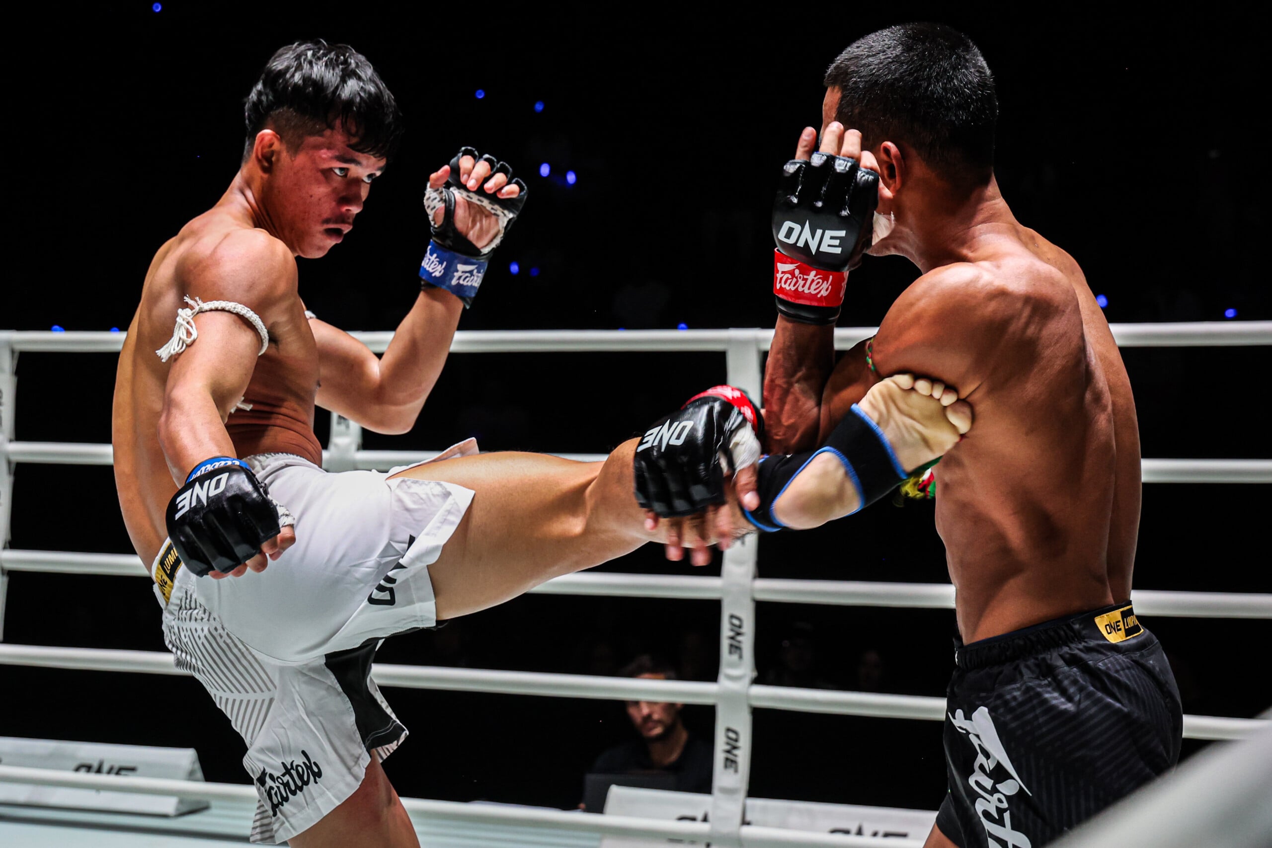 Sunvo attacks Khunponnoi with a kick at ONE Friday Fights 169.