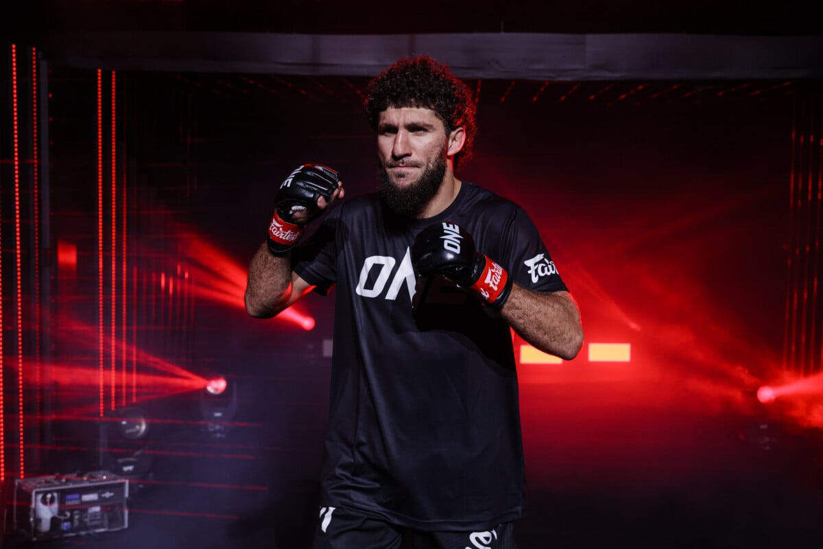 Kiamran Nabati makes his entrance before facing Nontachai at The Inner Circle 31