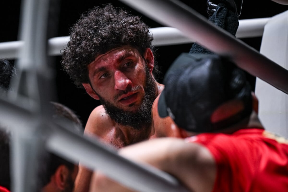 Kiamran Nabati speaks with his corner between rounds at The Inner Circle 31