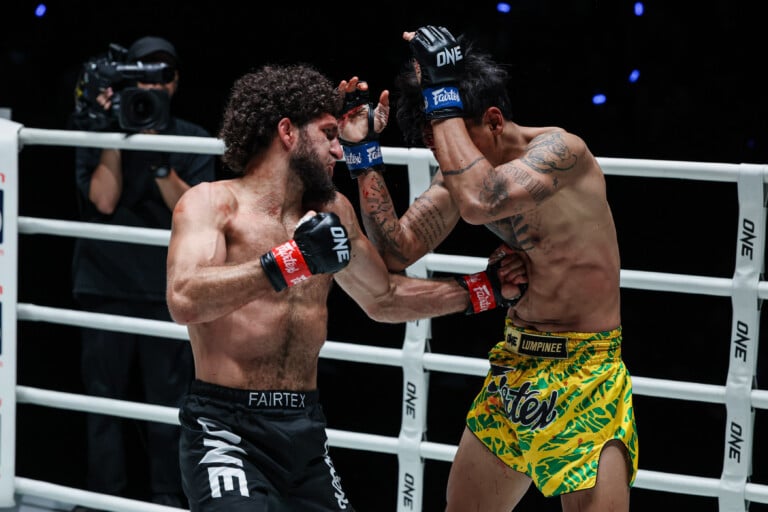 Kiamran Nabati fires a shot at Nontachai's midsection during their main event clash at The Inner Circle 31.