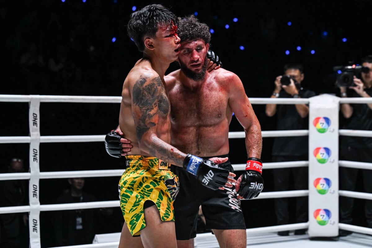 Kiamran Nabati embraces Nontachai after their hard-fought battle at The Inner Circle 31