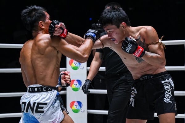 Klarob finds a home for his right hand against Sornsueknoi at ONE Friday Fights 171.