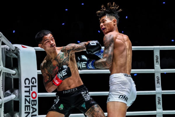 Kongthoranee connects with a punch on Yuan Pengjie at The Inner Circle 32.