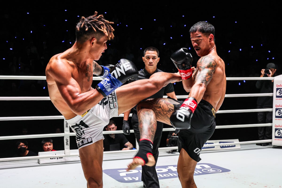 Yuan Pengjie launches a high kick at The Inner Circle 32