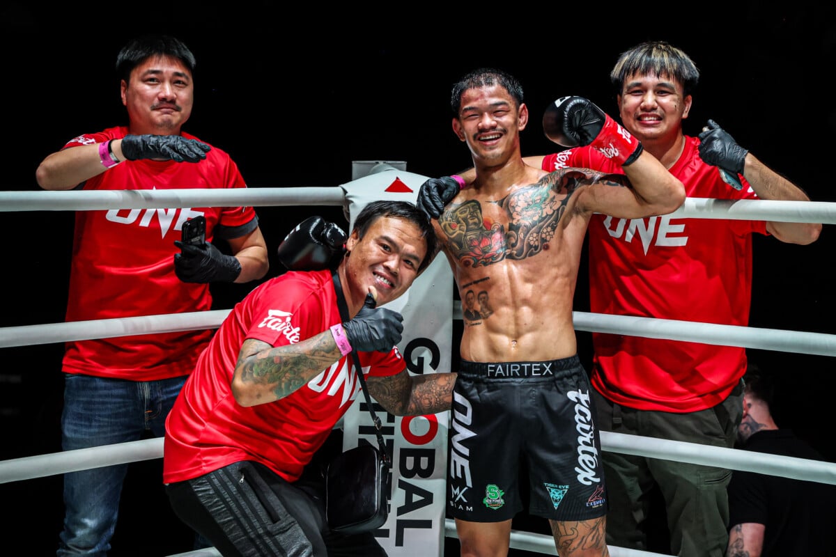 Kongthoranee celebrates in his corner after defeating Yuan Pengjie at The Inner Circle 32