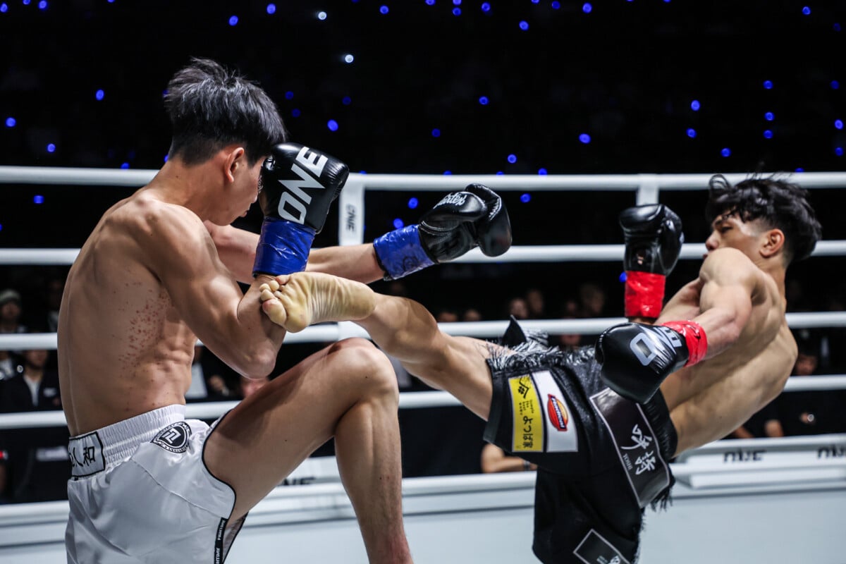 Kosei Yoshida lands a left body kick against Zhao Zhengdong at ONE SAMURAI 3