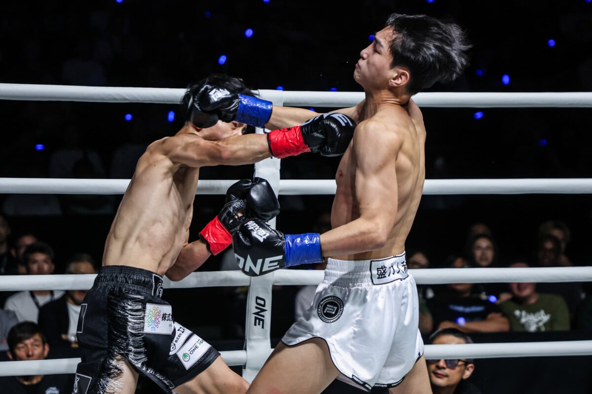 Kosei Yoshida cracks Zhao Zhengdong with a punch