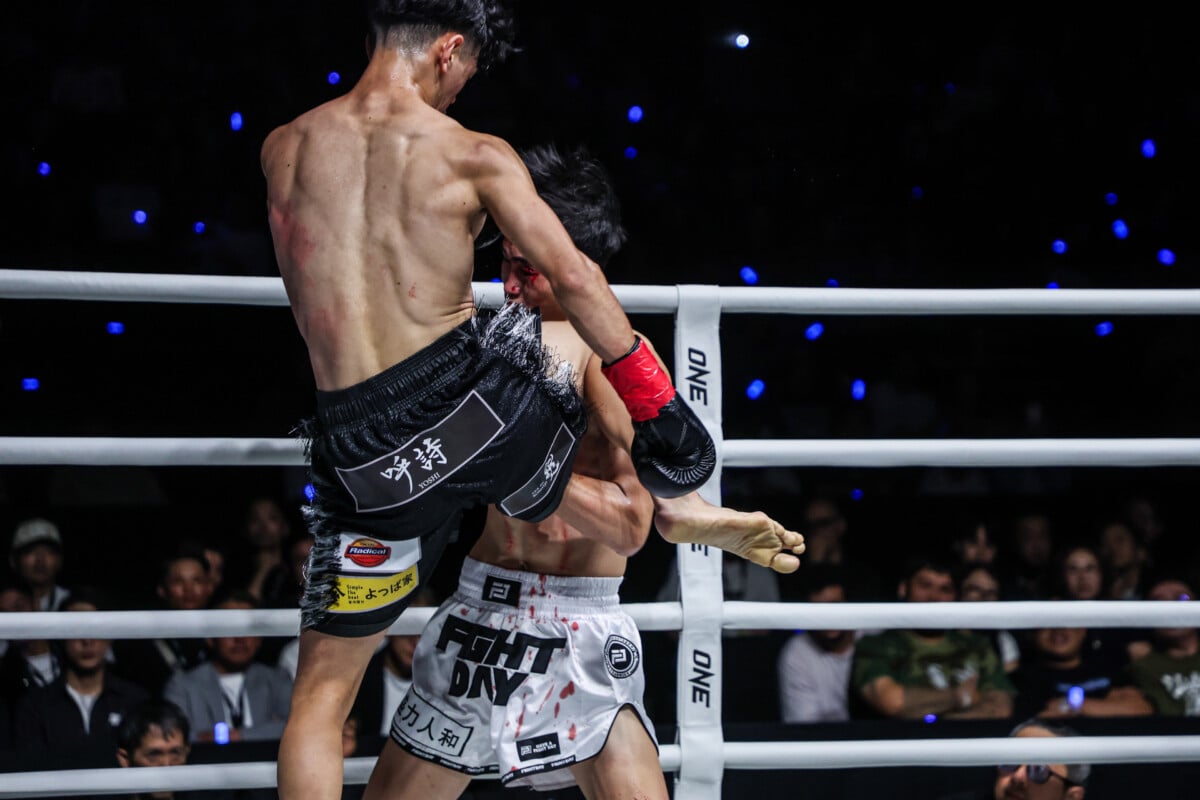 Kosei Yoshida lands a jumping knee on Zhao Zhengdong at ONE SAMURAI 3