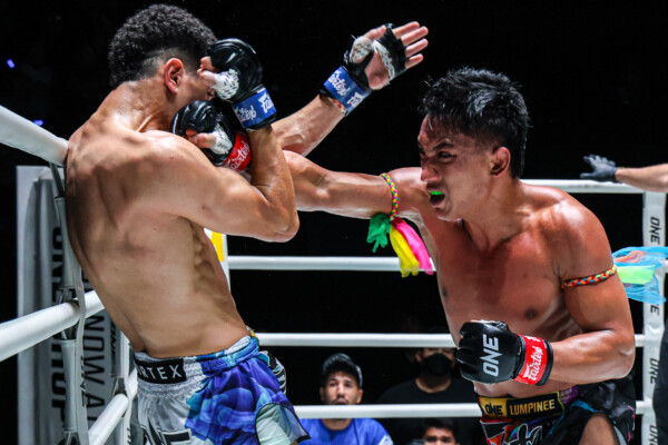 Mongkoldetlek lands a powerful right hand on Yassir Rassafi at The Inner Circle 29.