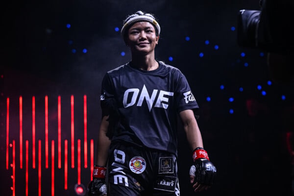 Duangdawnoi Looksaikongdin makes her way to the ring to clash with Yana Yip