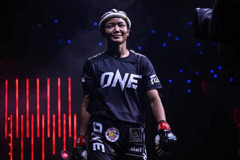 Duangdawnoi Looksaikongdin makes her way to the ring to clash with Yana Yip