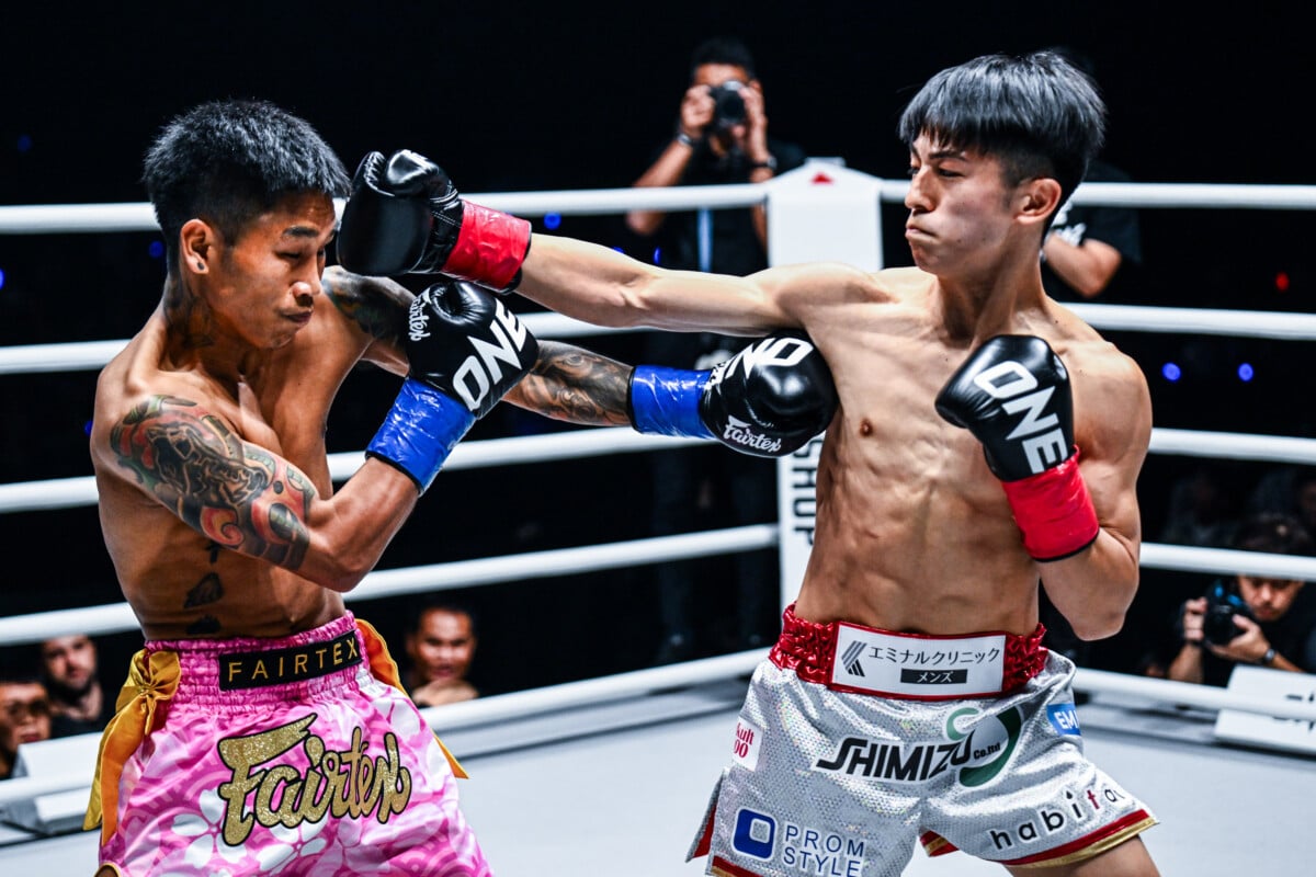 Nadaka throws a solid right hand on Har Ling Om at ONE SAMURAI 3