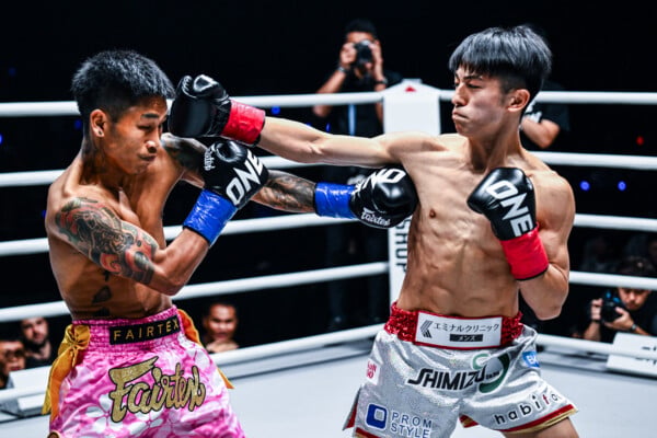 Nadaka throws a solid right hand on Har Ling Om at ONE SAMURAI 3