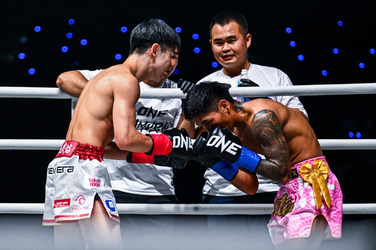 Nadaka and Har Ling Om show sportsmanship at ONE SAMURAI 3
