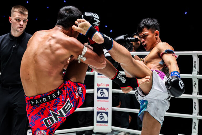 Lamnamoonlek fires off a high kick against Panpayak at The Inner Circle 32