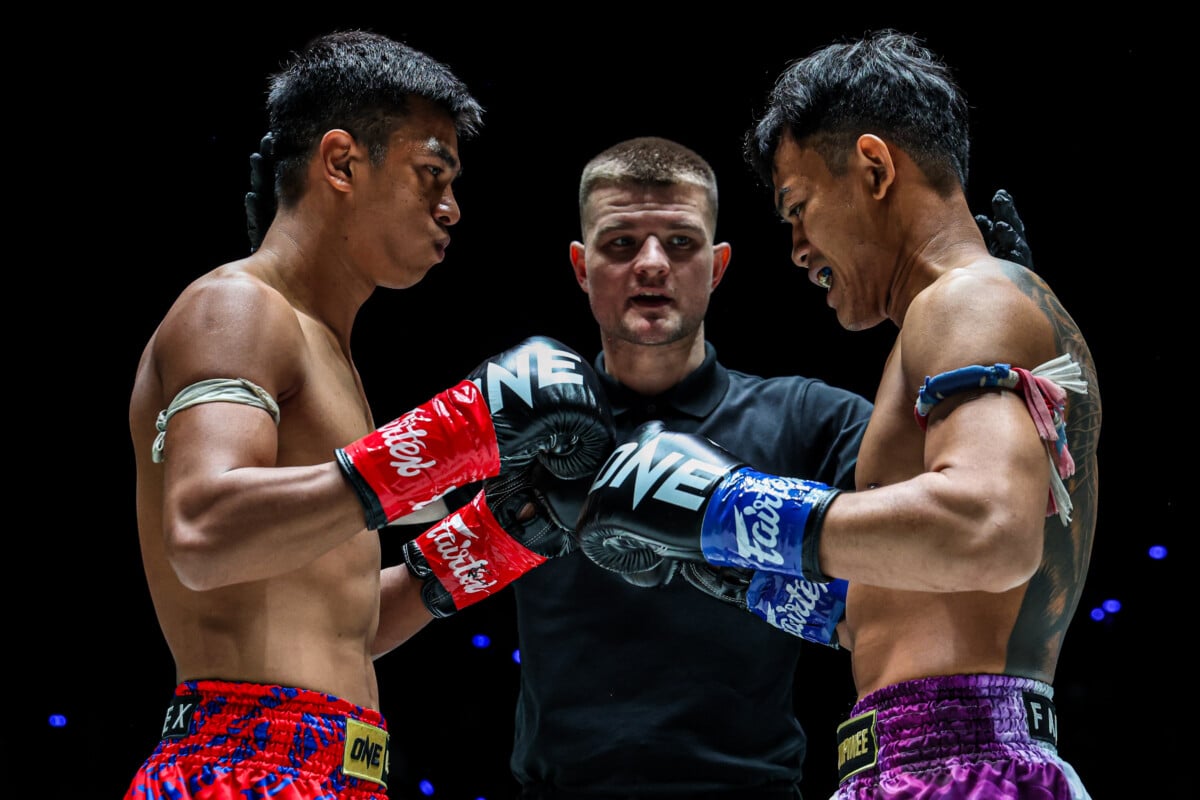 Panpayak touches gloves with Lamnamoonlek before the actions begins at The Inner Circle 32
