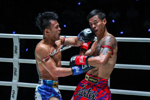 Lamnamoonlek connects with a punch on Panpayak at The Inner Circle 32.