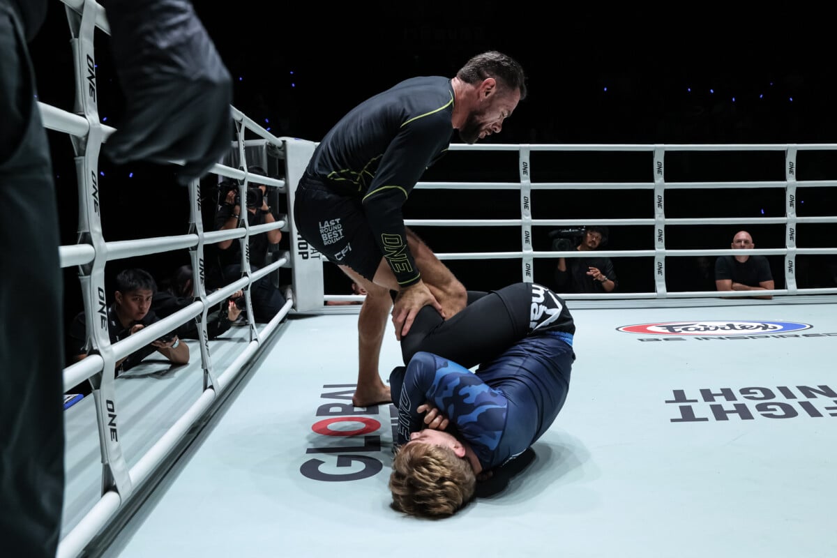 Pawel Jaworski holds Rafael Lovato Jr. leg at ONE Fight Night 47