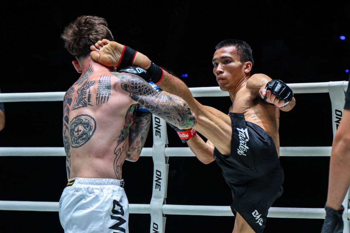 Petmuangsri lands a high kick on Gregor Thom at The Inner Circle 29.