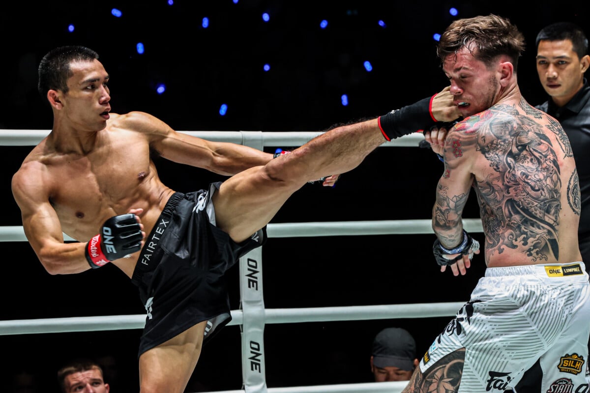 Petmuangsri lands a left kick to the face of Gregor Thom at The Inner Circle 29.