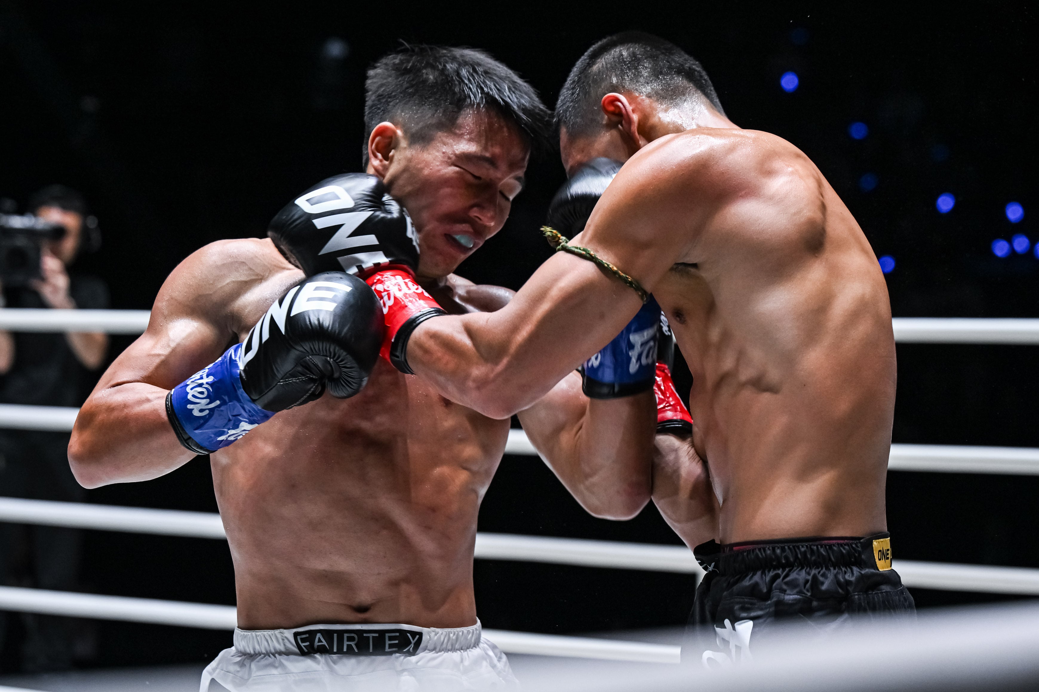 Petsiam vs Wang Zhongxian at The Inner Circle 31 11.jpg