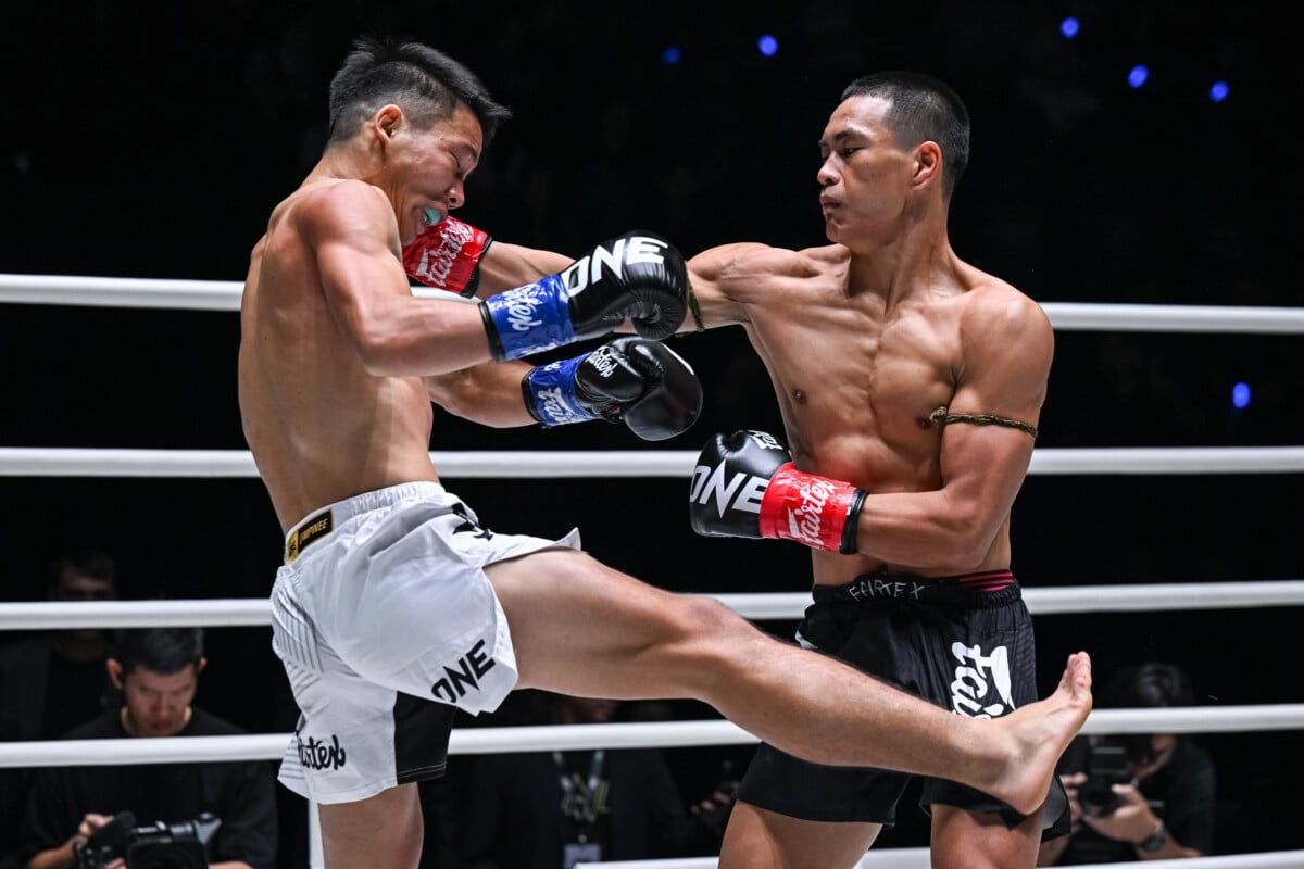Petsiam launches a right hand at Wang Zhongxian at The Inner Circle 31