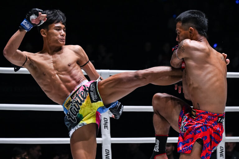 Mahar Thway fires away at Petsuphan during their clash at ONE Friday Fights 171.