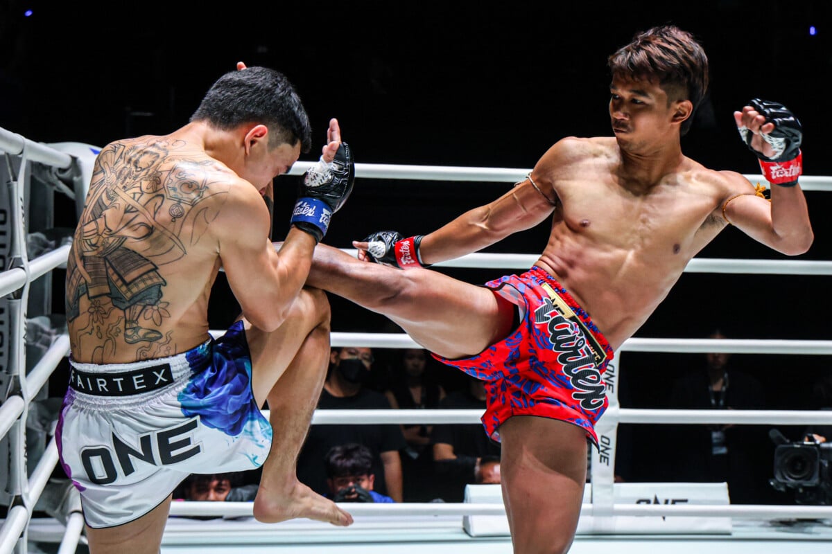 Rak lands a body kick against Hern at The Inner Circle 29