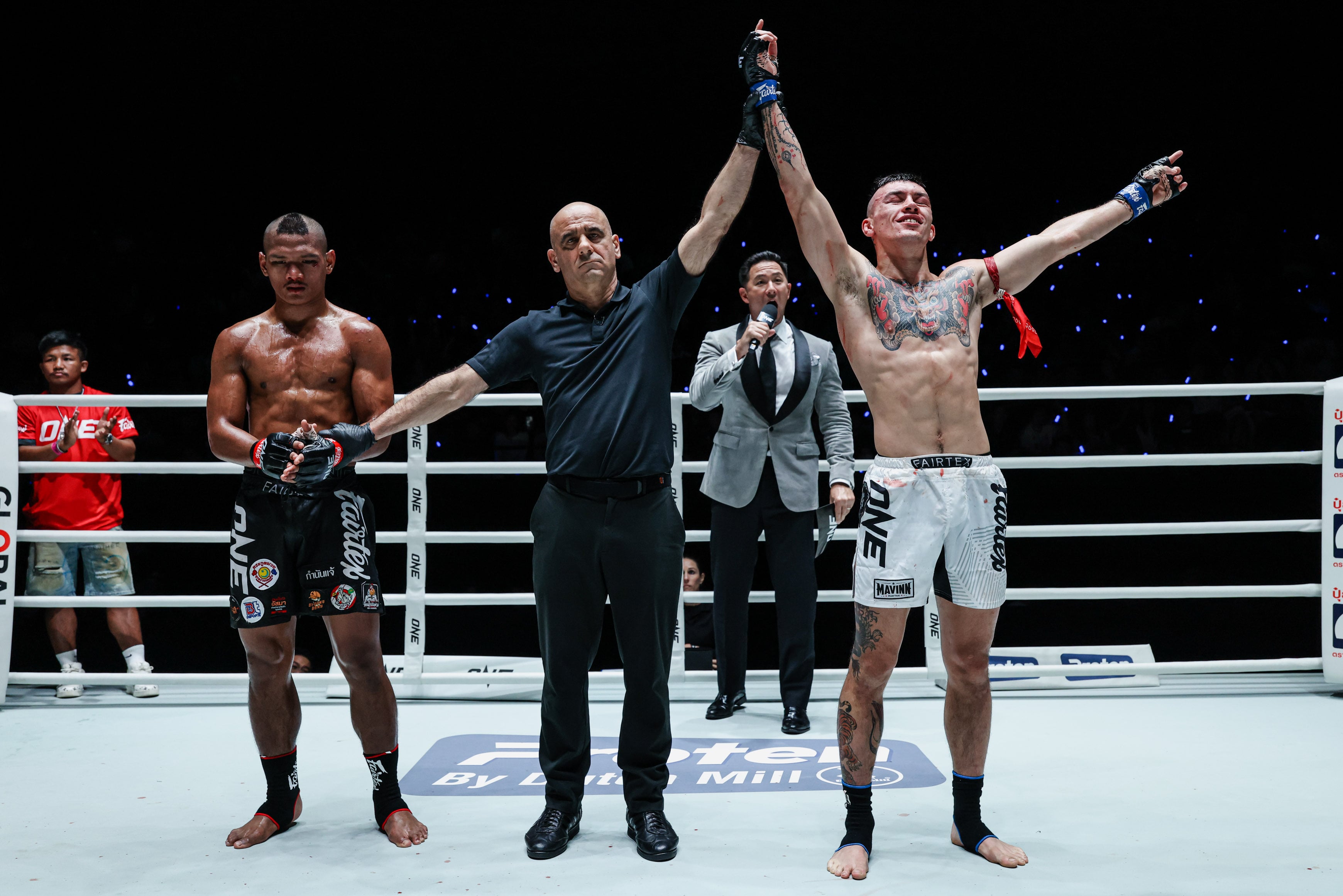 Sangarthit vs Logan Chan at The Inner Circle 30 3.jpg