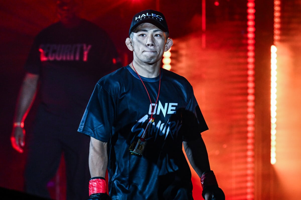 Seiichiro Ito makes his way to the ring for Kazusa Kurobe clash at ONE SAMURAI 3