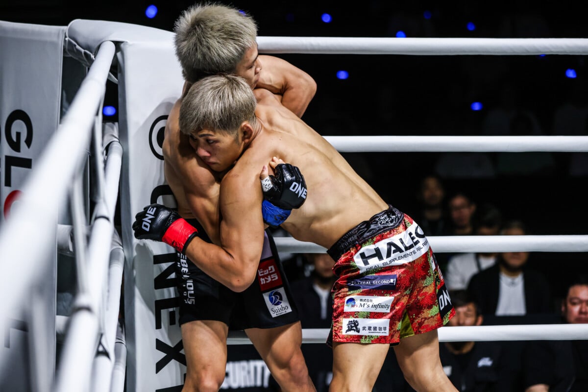Seiichiro Ito pushes Kazusa Kurobe on ring corner at ONE SAMURAI 3