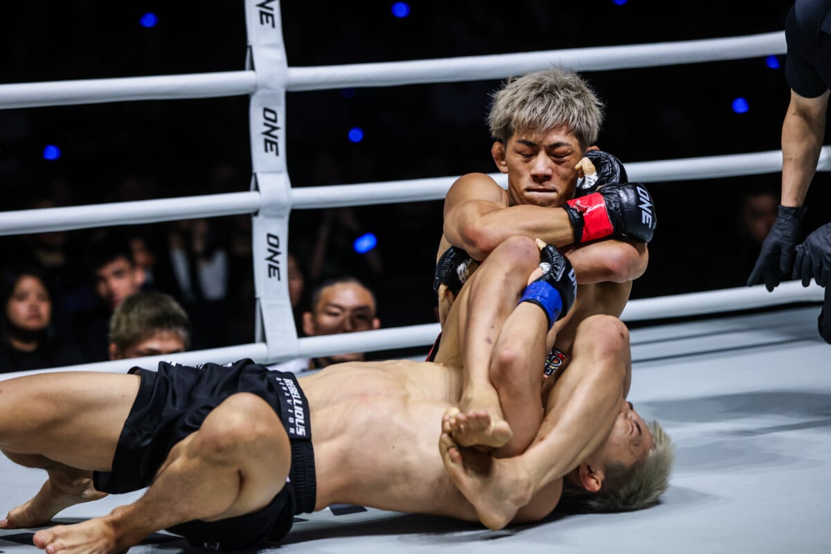 Seiichiro Ito tries an armbar submission on Kazusa Kurobe at ONE SAMURAI 3