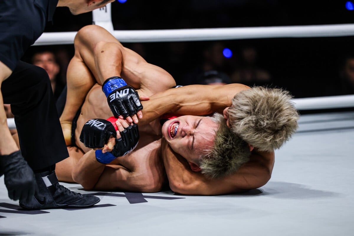 Seiichiro Ito goes foe the rear-naked choke on Kazusa Kurobe