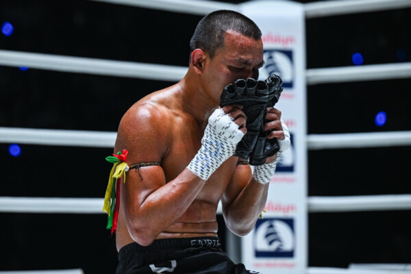 Seksan kisses his gloves at The Inner Circle 30.