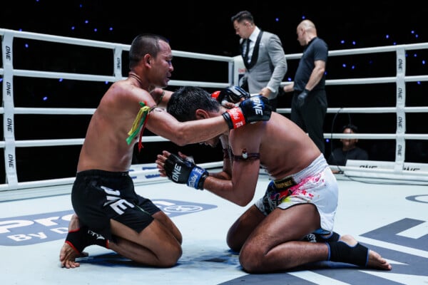 Muangthai shows respect to Seksan after their battle at The Inner Circle 30