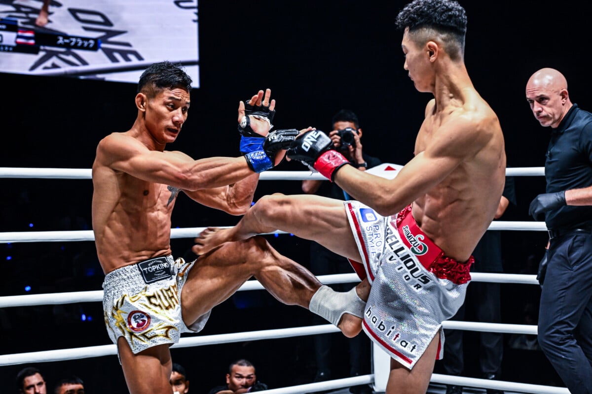 Shimon Yoshinari lands a body kick on Suablack Tor Pran49 at ONE SAMURAI 3
